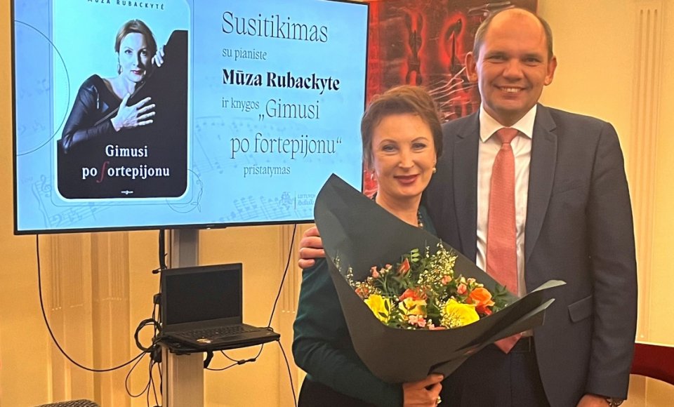 Présentation du livre « Née sous un piano » de la pianiste Mūza Rubackytė à l’ambassade de Lituanie à Paris
