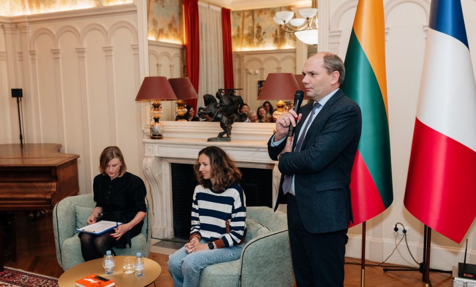 Rašytoja Vaiva Rykštaitė Paryžiuje susitiko su Prancūzijos lietuviais