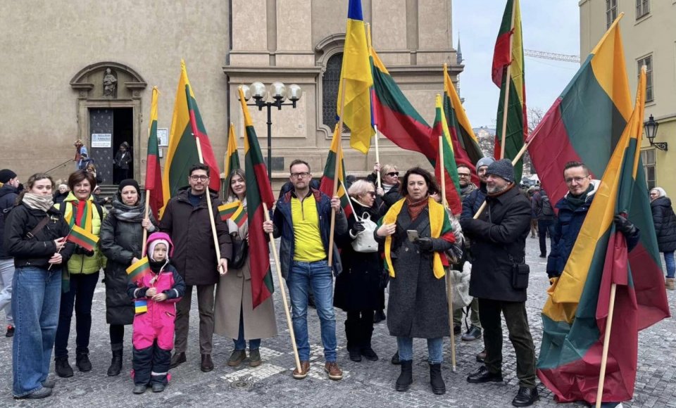 Lietuvos ambasados Čekijoje iniciatyva Ukrainos gynėjams perduotas metalo detektorius