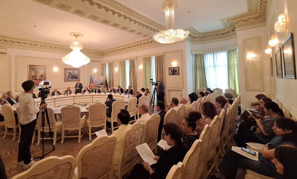 Baku pristatytas B. Sruogos romano „Dievų miško“ vertimas į azerbaidžaniečių kalbą