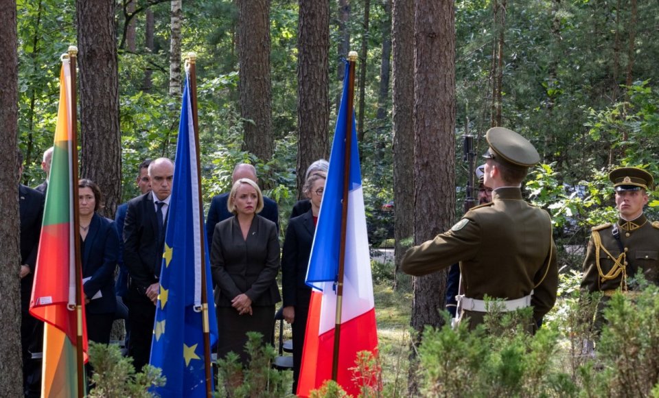 Foreign Vice-Minister pays tribute to the victims of the Holocaust in Pravieniškės
