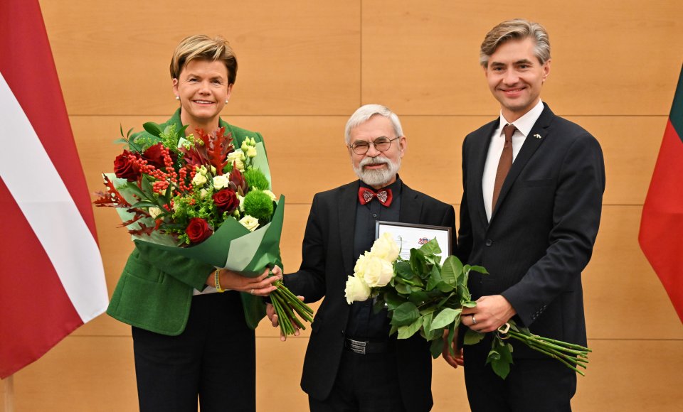 Lietuvos ir Latvijos užsienio reikalų ministrai apdovanojo poetą, vertėją ir eseistą Vladą Braziūną