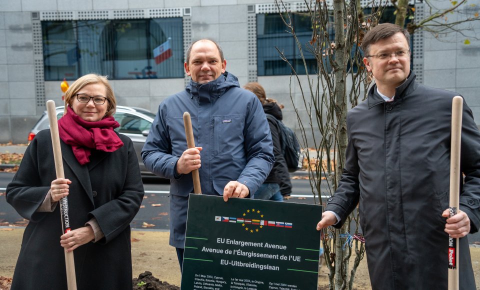 A Tree Alley to remind Big Bang 2004 European Union enlargement inaugurated in Av. de Cortenbergh