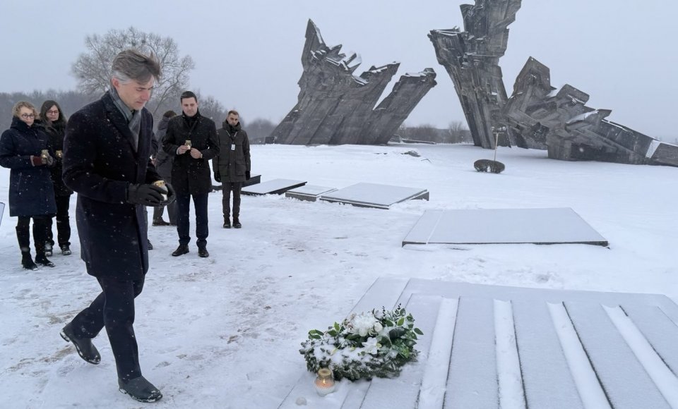 Budrys pays tribute to the Holocaust victims at the Kaunas Ninth Fort