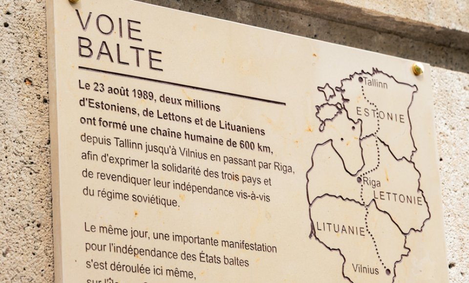 Une plaque commémorative dédiée à la Voie balte inaugurée à Paris