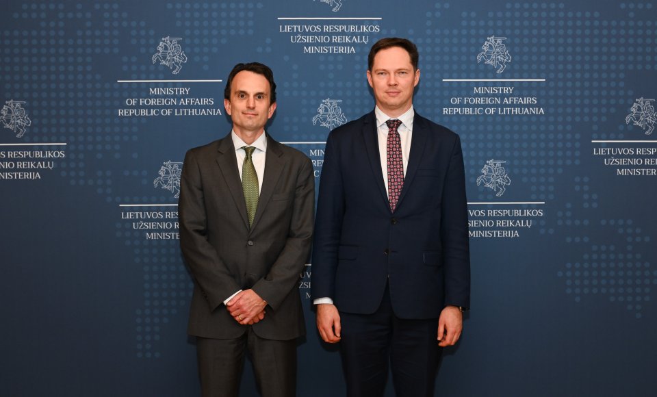 Viceministras K. Vaitiekūnas su JAV Karo departamento sekretoriaus pavaduotojo padėjėju aptarė regioninio saugumo ir dvišalio bendradarbiavimo klausimus
