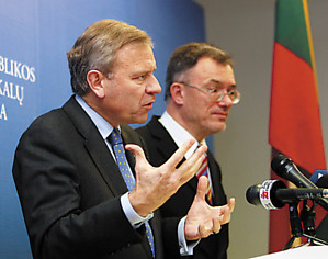Jaap de Hoop Scheffer and Petras Vaitiekūnas (courtesy of Lietuvos žinios)