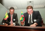 Le ministre L.Linkevičius et son homologue de la Grenade Nickolas Steel