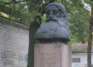 A STATUE of the famed Vilna Gaon, Rabbi Eliezar, on the street named for him. Photo by: Lynn O’Rourke Hayes 