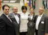 Iš kairės: M. Gudynas (kairėje) su M.Pappas ir prie projekto įgyvendinimo prisidėjusiais JAV lietuviais 