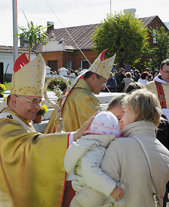 Archbishop Sigitas Tamkevičius (left) at Šilinės (Photo: S.Knezekytė)