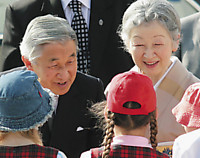 Emperor Akihito and Empress Michiko take a walk in Cathedral Square with President Adamkus and his wife (photo: Andrius Ufartas)