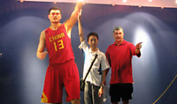 La photo de la vedette chinoise de basketball Yao Ming et de l'entraîneur Jonas Kazlauskas attire les visiteurs (Image: Radio86)