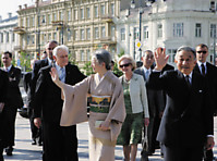 Emperor Akihito and Empress Michiko take a walk in Cathedral Square with President Adamkus and his wife  (photo: D. Barysaitė)