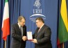Linas Linkevičius (à droite) et Giulio Terzi di Sant'Agata ont signé un accord intergouvernemental