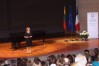 Į koncertą Luvre susirinkusius svečius sveikina Lietuvos ambasadorė Prancūzijoje Jolanta Balčiūnienė