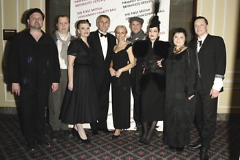 D.Ibelhauptaitė (antra iš dešinės) ir Lietuvos ambasadorius Jungtinėje Karalystėje V.Ušackas (centre) kartu su operos 