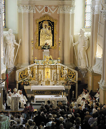 The painting of the Virgin Mary is believed to have curative powers (Photo: S.Knezekytė)