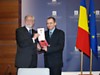 V.Jarmolenko (kairėje) teikia apdovanojimą S.M.Miloiu
