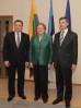 Iš kairės: V. Gedvilas, E. Ergma ir A. Ansipas Lietuvos ambasadoje